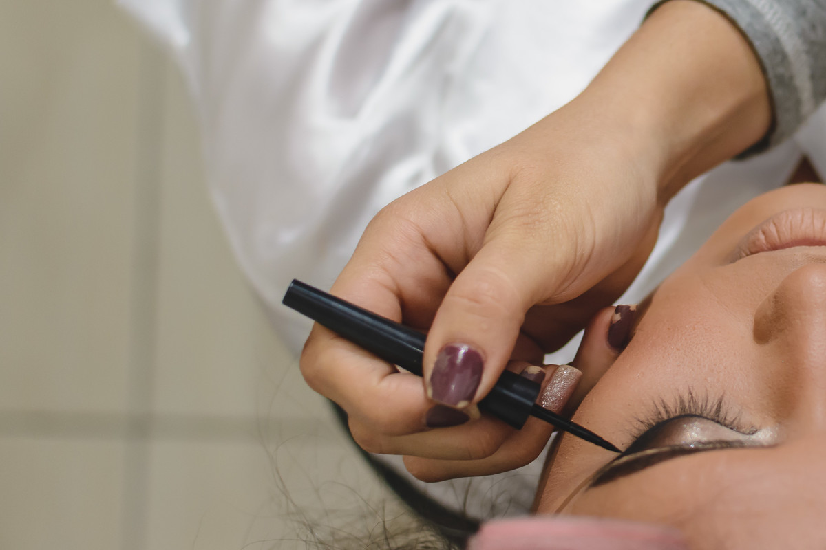 Foto da make da noiva contorno dos olhos no making of no dia do casamento em Praia Grande - SP - fotografia Cia P&B Produções 