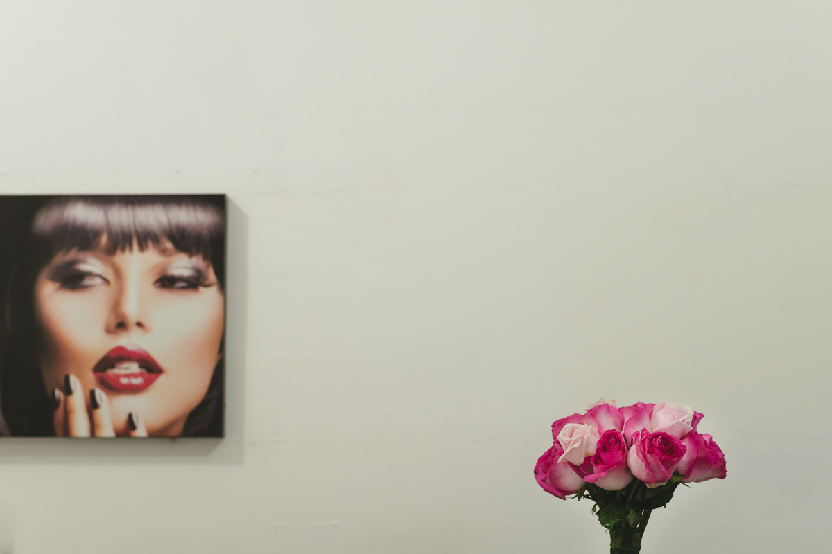 Foto do buquê da noiva e quadro no making of no dia do casamento em Praia Grande - SP - fotografia Cia P&B Produções 