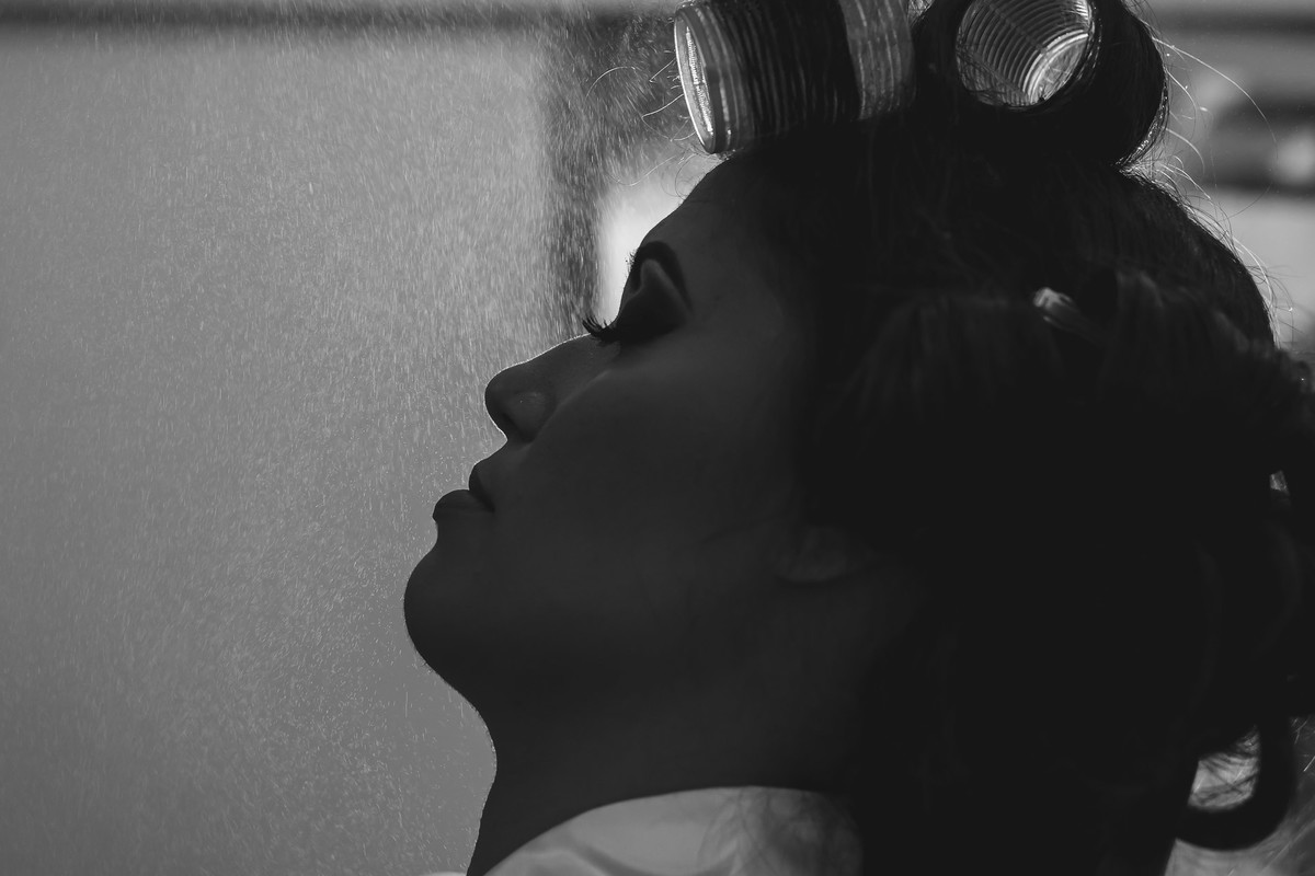 spray para make no making of da noiva em Praia Grande - SP - fotografia Cia P&B Produções 