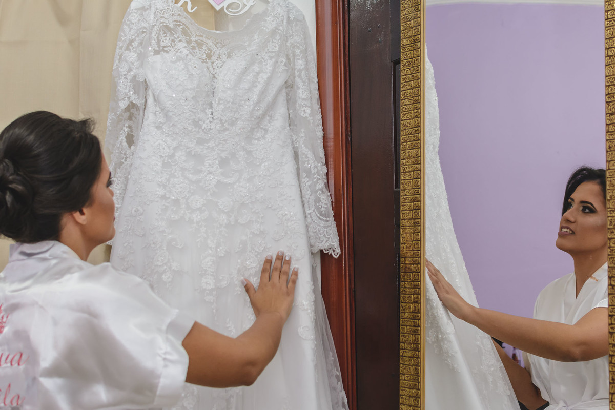 Noiva vendo seu vestido com reflexo no espelho no making of em Praia Grande - SP - fotografia Cia P&B Produções 