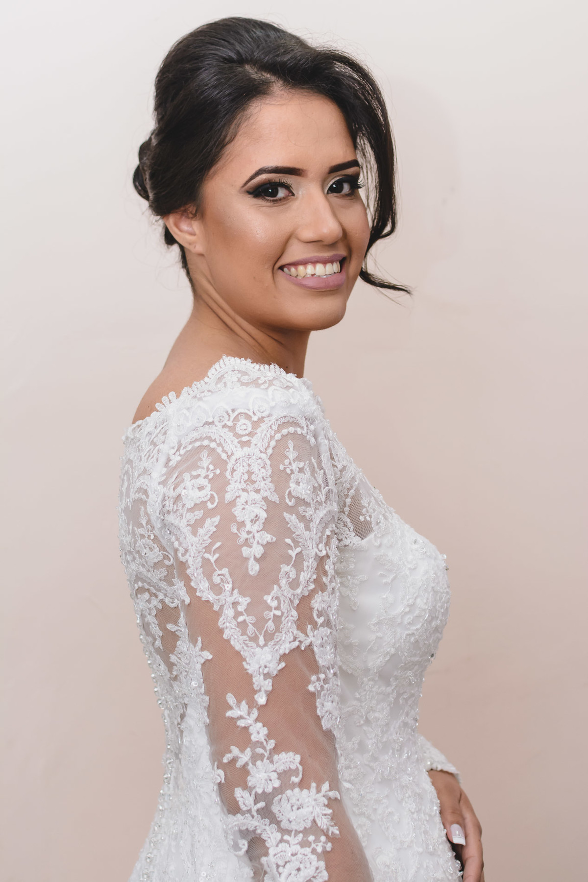 Retrato da noiva sorrindo pronta no making of em Praia Grande - SP - fotografia Cia P&B Produções 