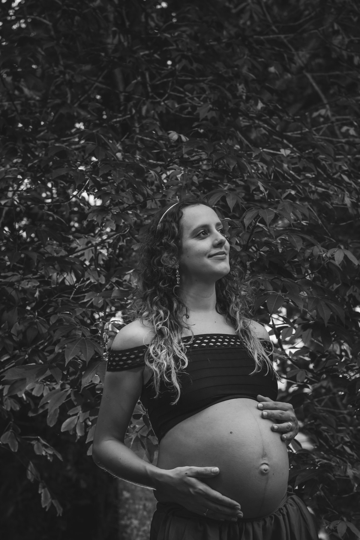 Foto pb da gestante com árvores. Ensaio de gestante feito pela Cia P&B Produções Itanhaém - SP