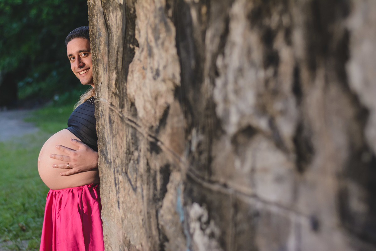 Foto criativa de gestante e marido. Ensaio de gestante feito pela Cia P&B Produções Itanhaém - SP
