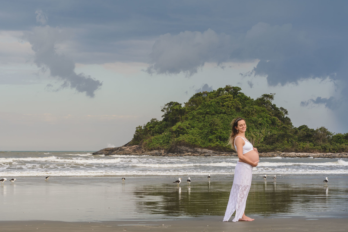 Foto da gestante na praia. Ensaio de gestante feito pela Cia P&B Produções Itanhaém - SP