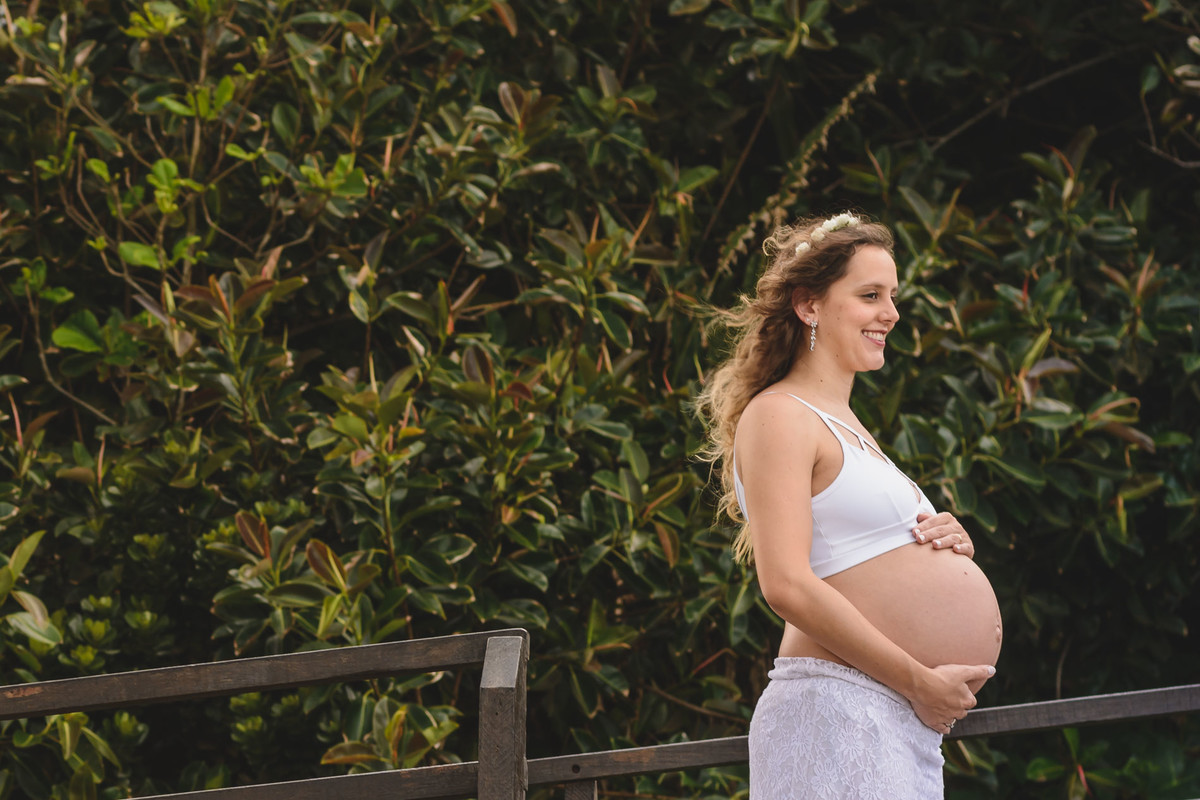 Foto da gestante com folhagem. Ensaio de gestante feito pela Cia P&B Produções - Itanhaém - SP