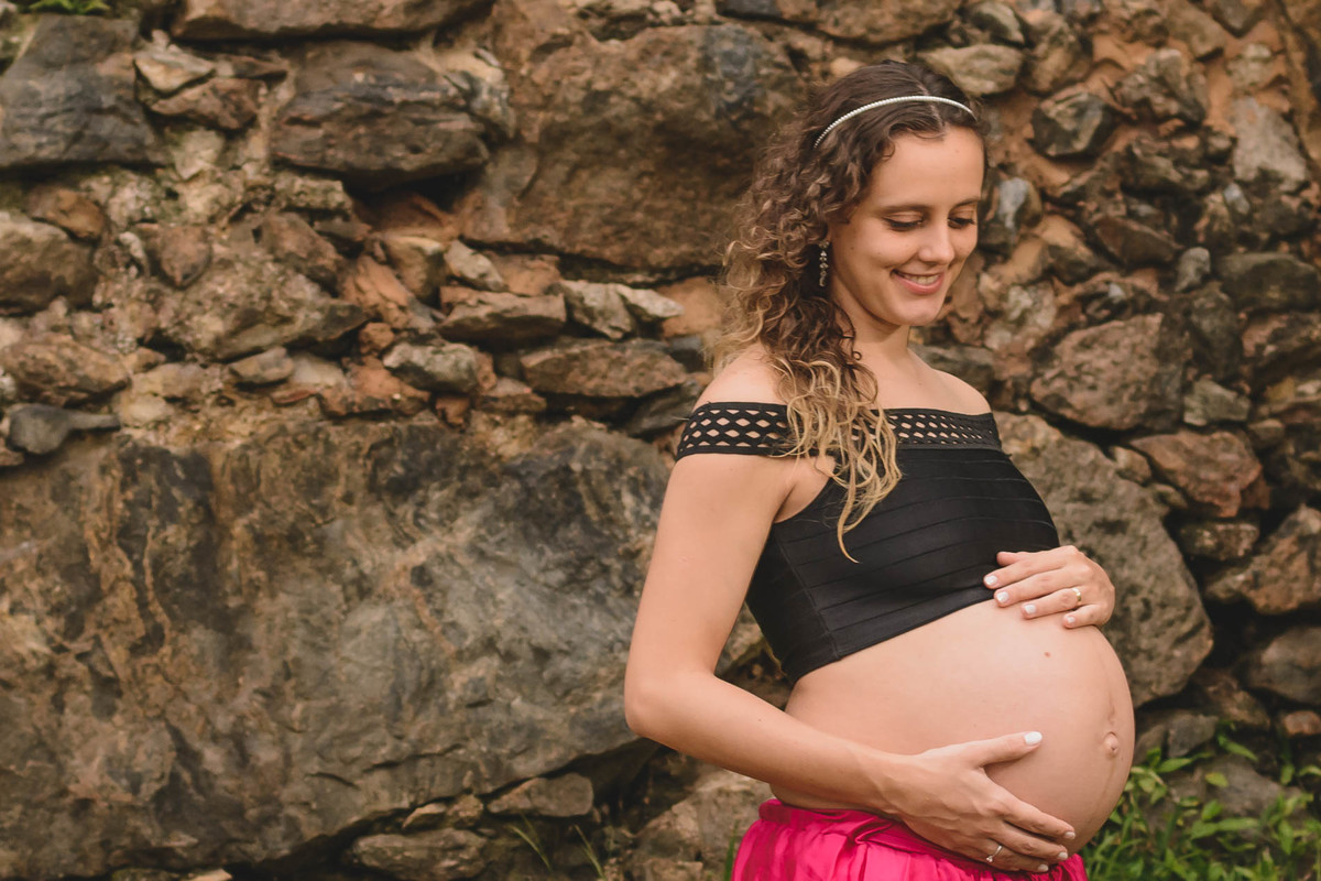 foto da gestante nas pedras. Ensaio de gestante feito pela Cia P&B Produções Itanhaém - SP