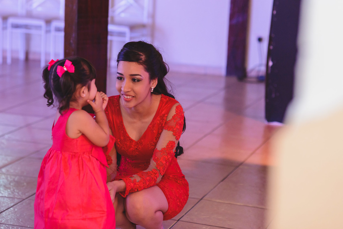 Foto da debutante recebendo convidados - fotografia Cia P&B Produções - Buffet Maravale - Praia Grande - SP