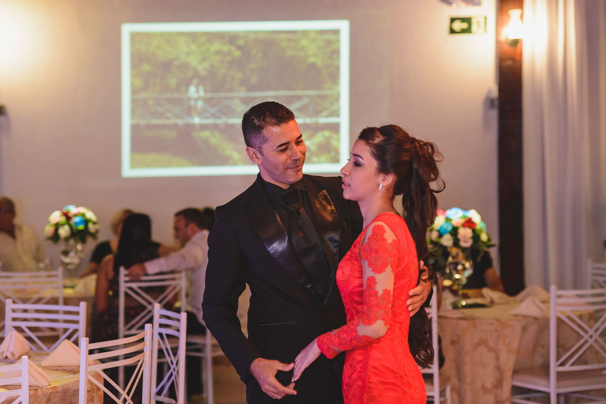 Foto da debutante recebendo o abraço do pai na festa de 15 anos - fotografia Cia P&B Produções - Buffet Maravale - Praia Grande - SP