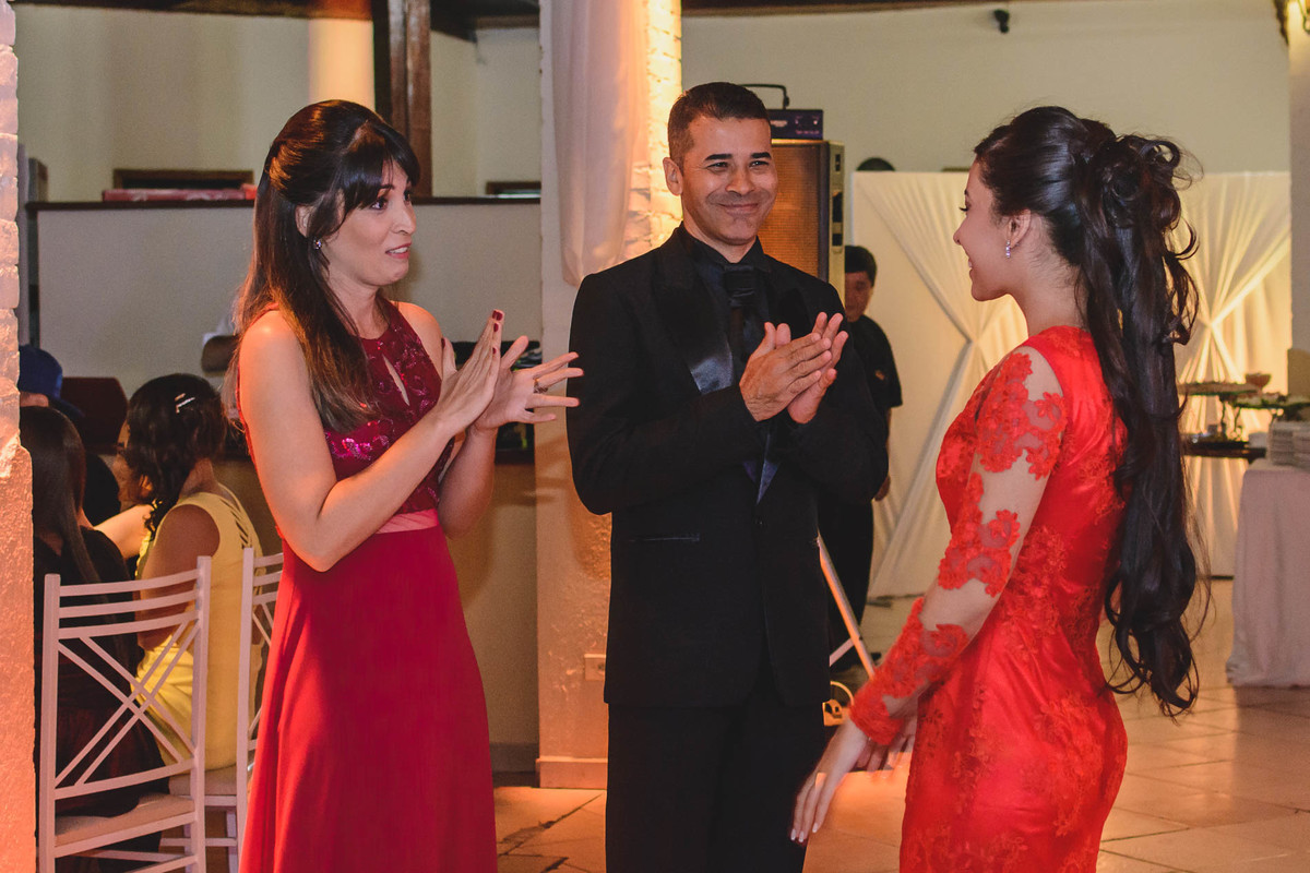 Foto da debutante recebendo os pais na festa de 15 anos - fotografia Cia P&B Produções - Buffet Maravale - Praia Grande - SP