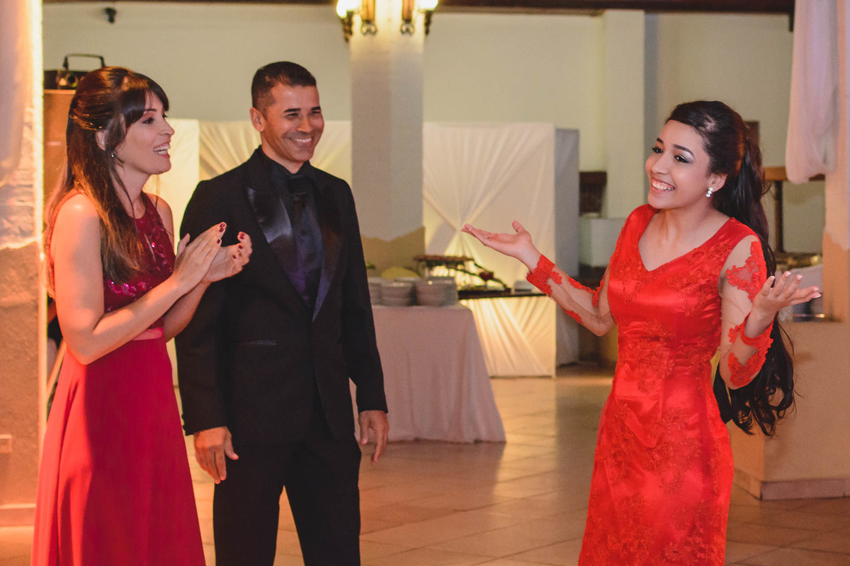 Foto da debutante com os pais na festa de 15 anos - fotografia Cia P&B Produções - Buffet Maravale - Praia Grande - SP