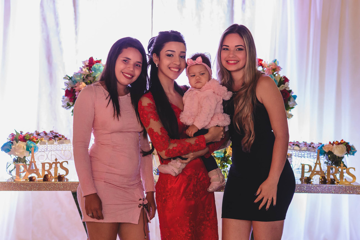 Foto da debutante com as primas na desta de 15 anos - fotografia Cia P&B Produções- Buffet Maravale - Praia Grande - SP  