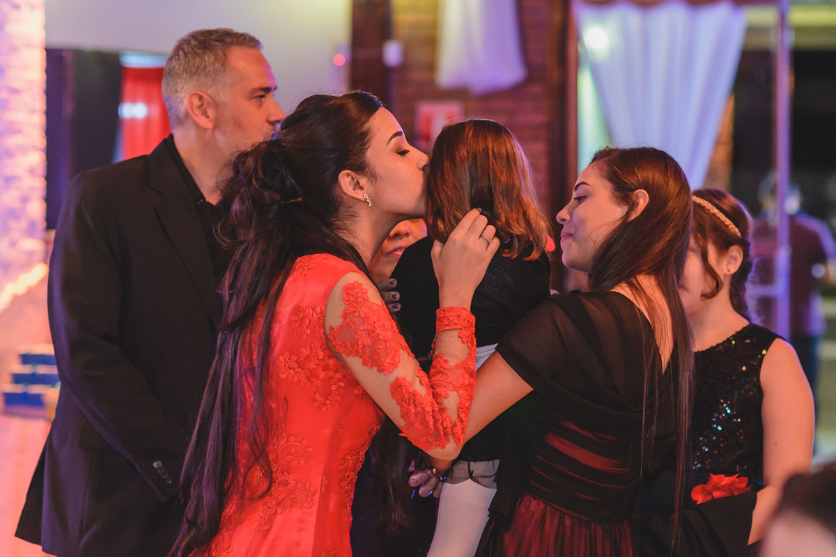 Foto da debutante recebendo convidados na festa - fotografia Cia P&B Produções - Buffet Maravale - Praia Grande - SP