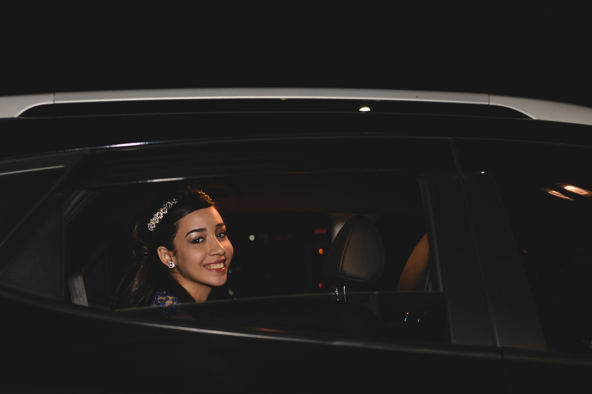 Foto da debutante no carro. - fotografia Cia P&B Produções - Buffet Maravale - Praia Grande - SP