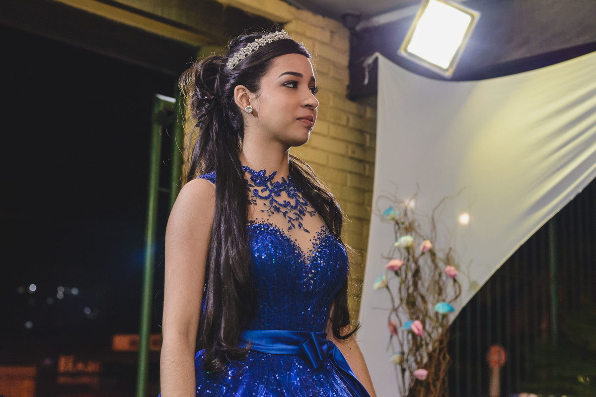 Foto da debutante entrando para o baile de 15 anos - fotografia Cia P&B Produções - Buffet Maravale - Praia Grande - SP 