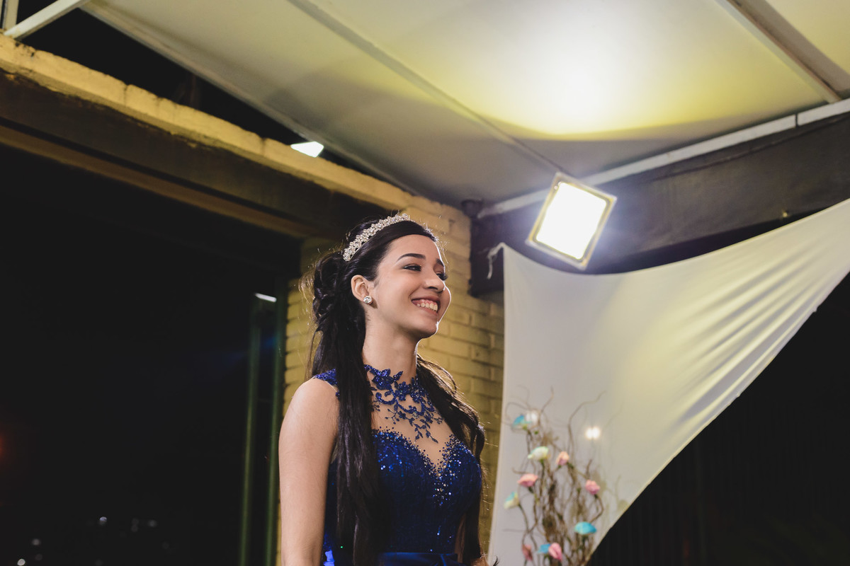 Foto da debutante na entrada do baile - fotografia Cia P&B Produções - Buffet Maravale - Praia Grande - SP