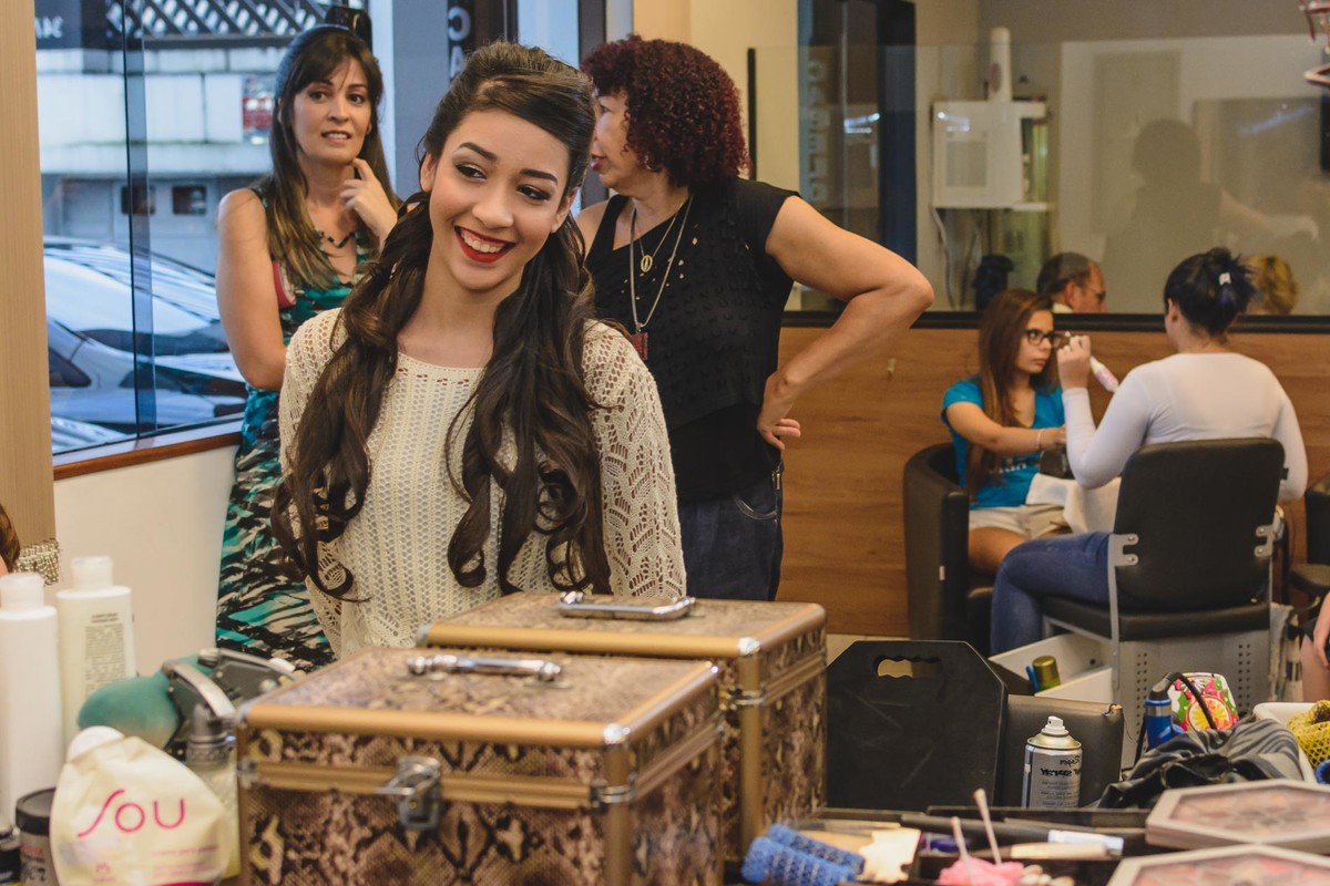 Foto da debutante quase pronta no making of- Praia Grande - SP - fotografia Cia P&B Produções 