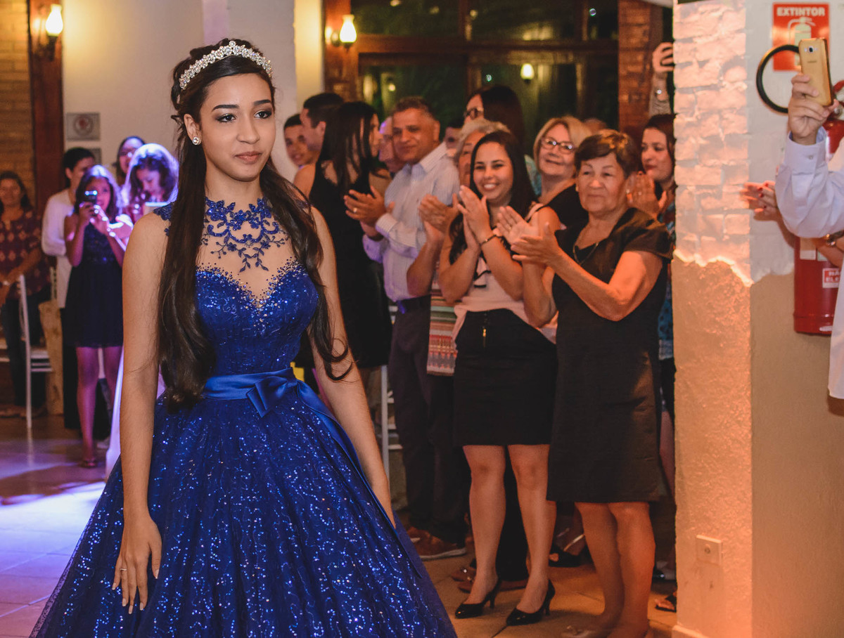 Foto da debutante sendo recebida pelos convidados na festa - fotografia Cia P&B Produções - Buffet Maravale - Praia Grande - SP