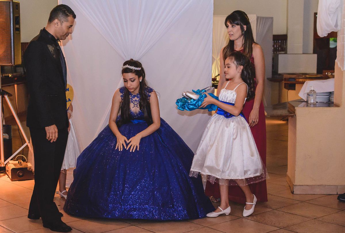 Foto da entrega do sapato para o pai da debutante no baile - fotografia Cia P&B Produções - Buffet Maravale - Praia Grande - SP