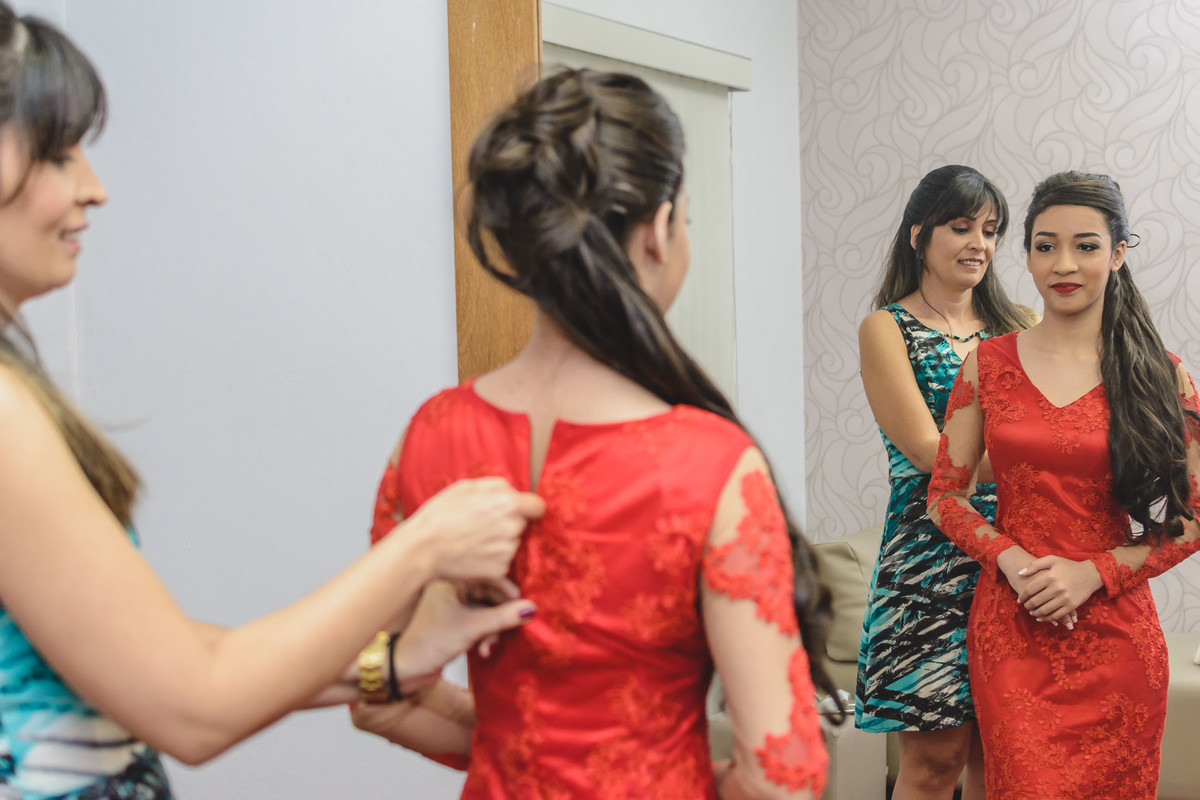 Foto da mãe vestindo a filha. 15 anos- Praia Grande - SP - fotografia Cia P&B Produções 