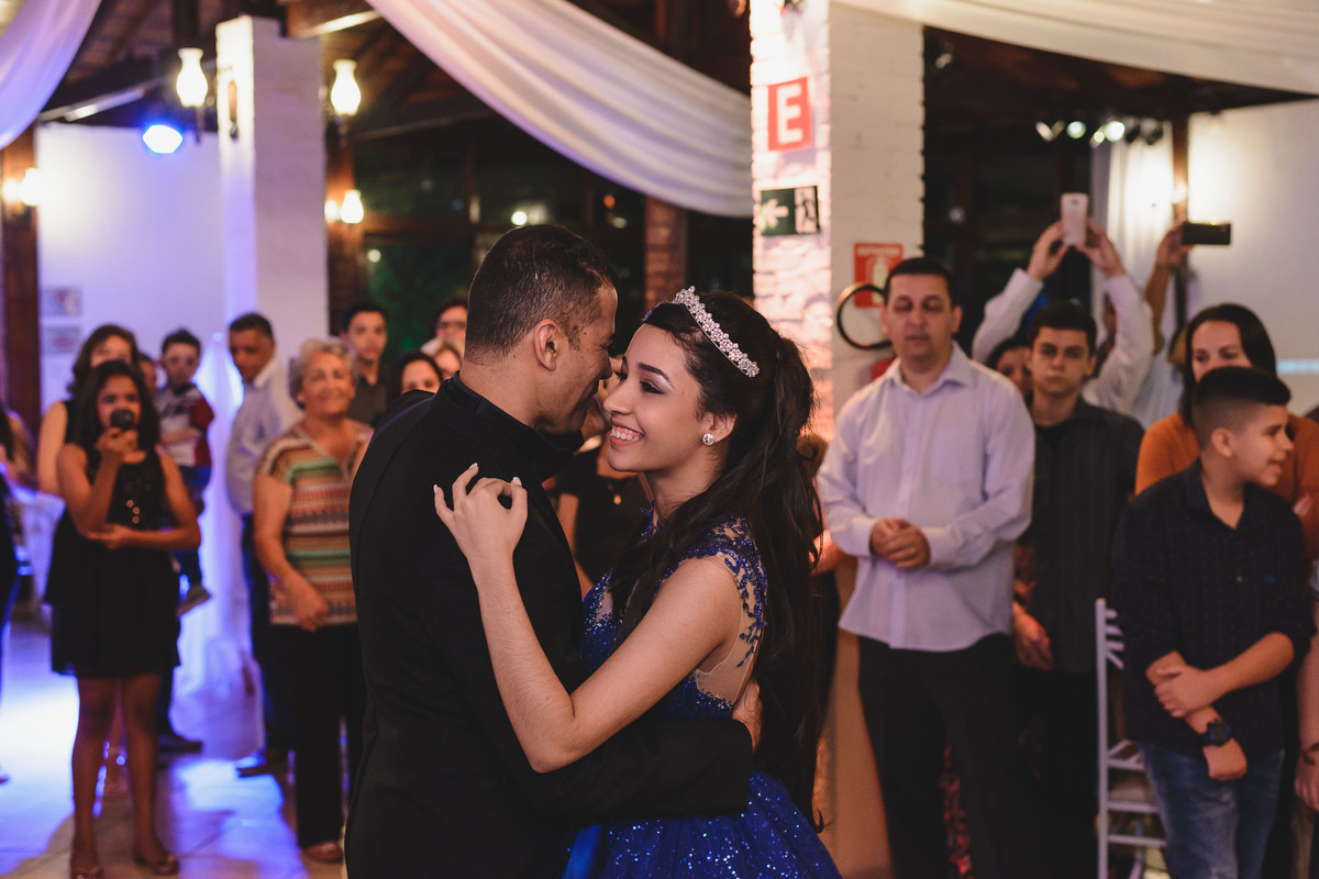Foto da valsa de pai e filha na festa de 15 anos - fotografia Cia P&B Produções - Buffet Maravale - Praia Grande - SP