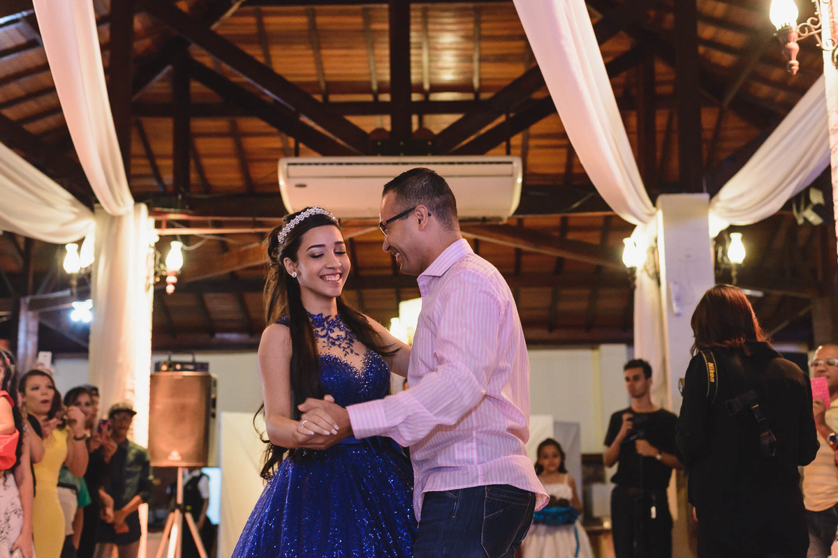 Foto da debutante com seu tio na festa de 15 anos - fotografia Cia P&B Produções - Buffet Maravale - Praia Grande - SP