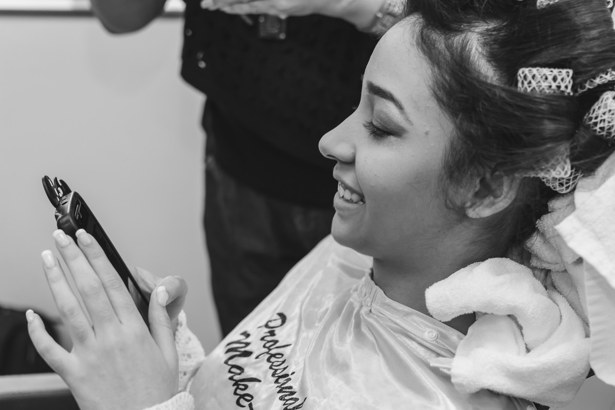 Foto de debutante no making of com o celular - Praia Grande - SP