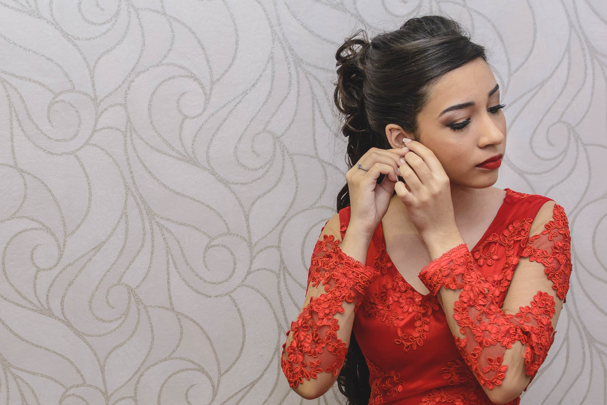 Foto da debutante se arrumando no making of- Praia Grande - SP - fotografia Cia P&B Produções 