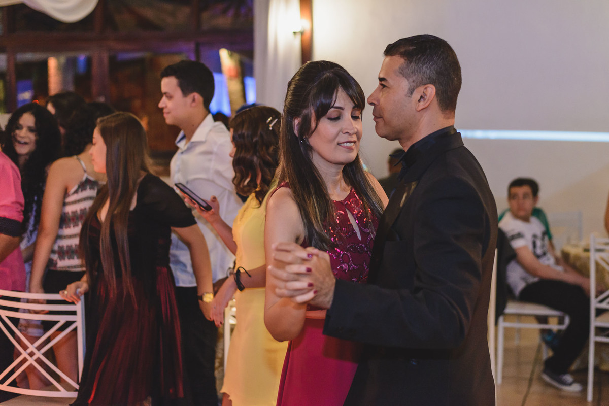 Foto da valsa dos pais da debutante na festa de 15 anos - fotografia Cia P&B Produções - Buffet Maravale - Praia Grande - SP
