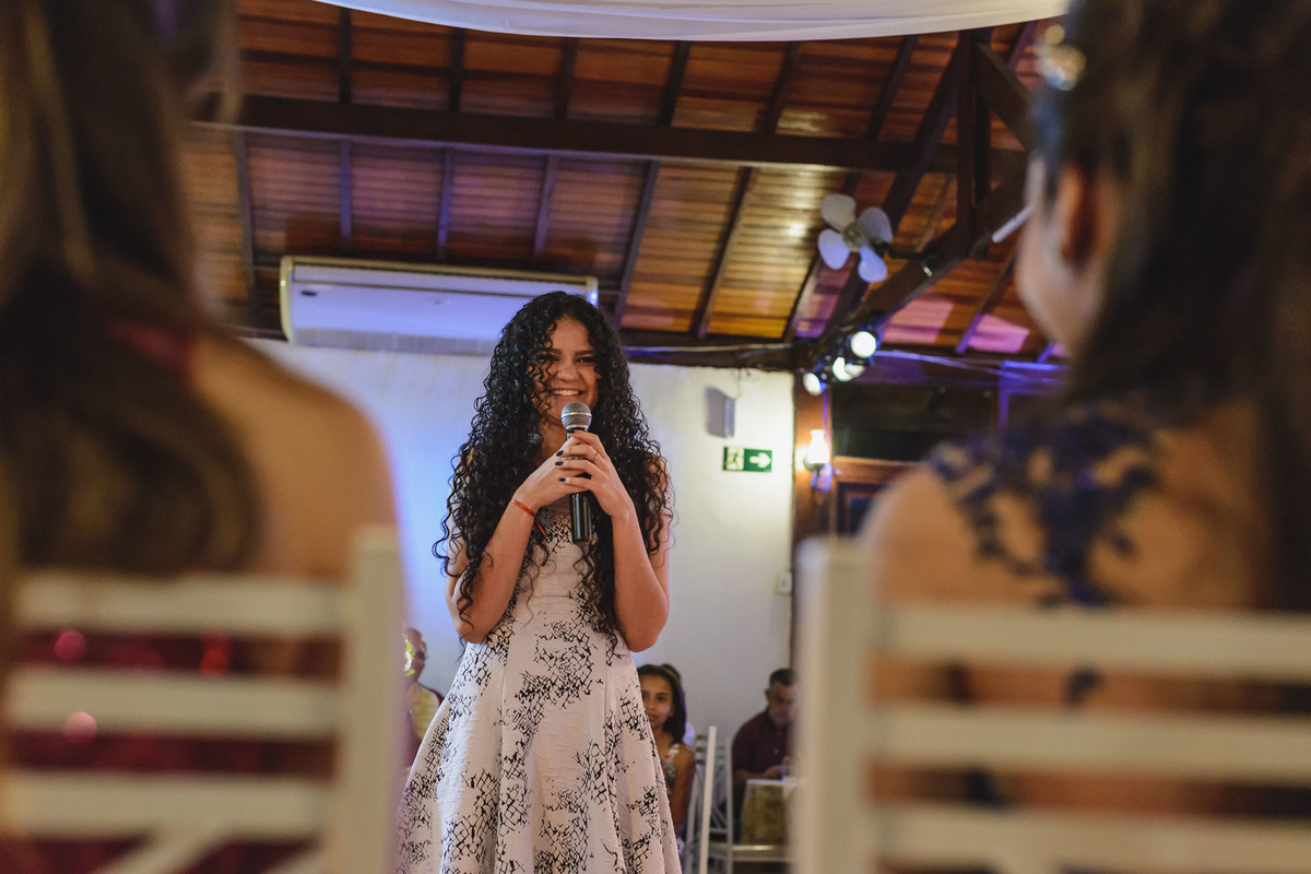 Foto da melhor amiga da debutante na festa de 15 anos - fotografia Cia P&B Produções - Buffet Maravale - Praia Grande - SP