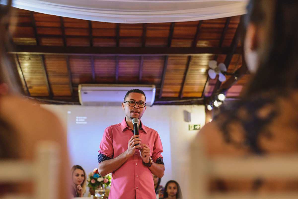 Foto do professor dando depoimento na festa de 15 anos - fotografia Cia P&B Produções - Buffet Maravale - Praia Grande - SP