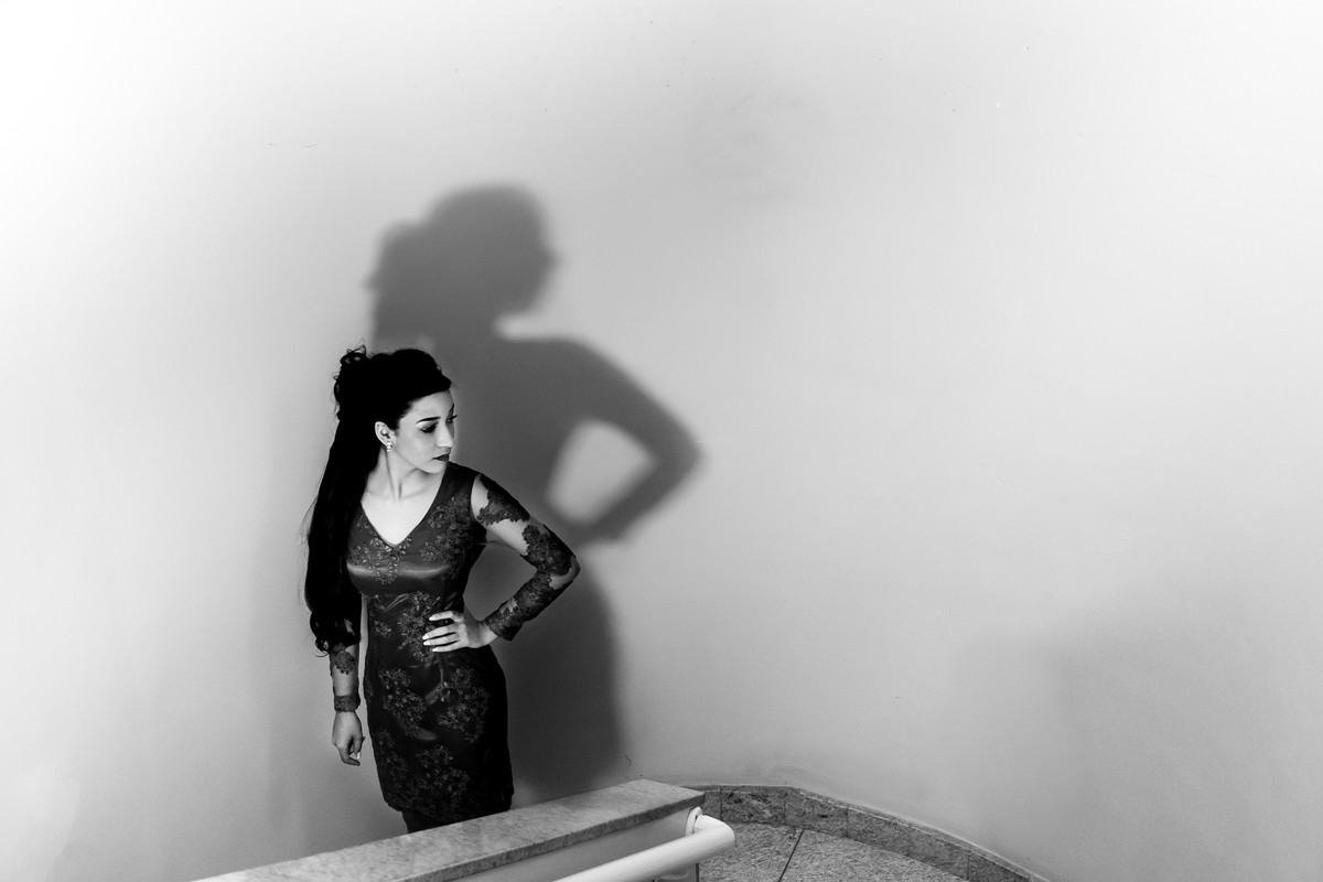 Foto pb da debutante pronta no making of- Praia Grande - SP - fotografia Cia P&B Produções 