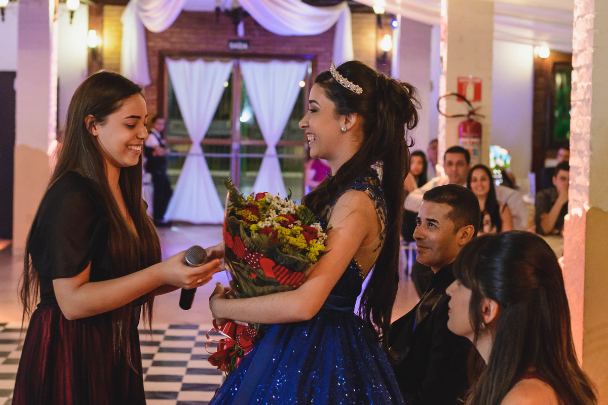 Foto da entrega de flores na festa de 15 anos - fotografia Cia P&B Produções - Buffet Maravale - Praia Grande - SP