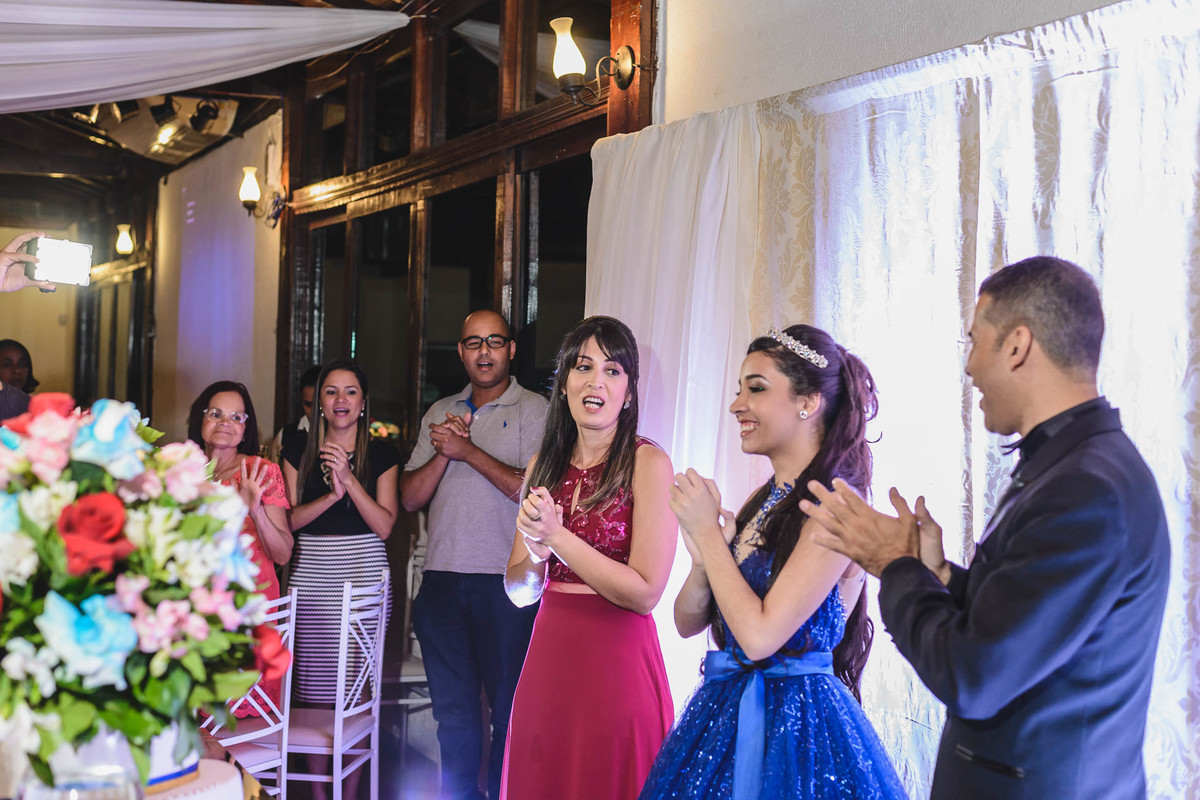 Foto do parabéns na festa de 15 anos- fotografia Cia P&B Produções  - Buffet Maravale - Praia Grande - SP