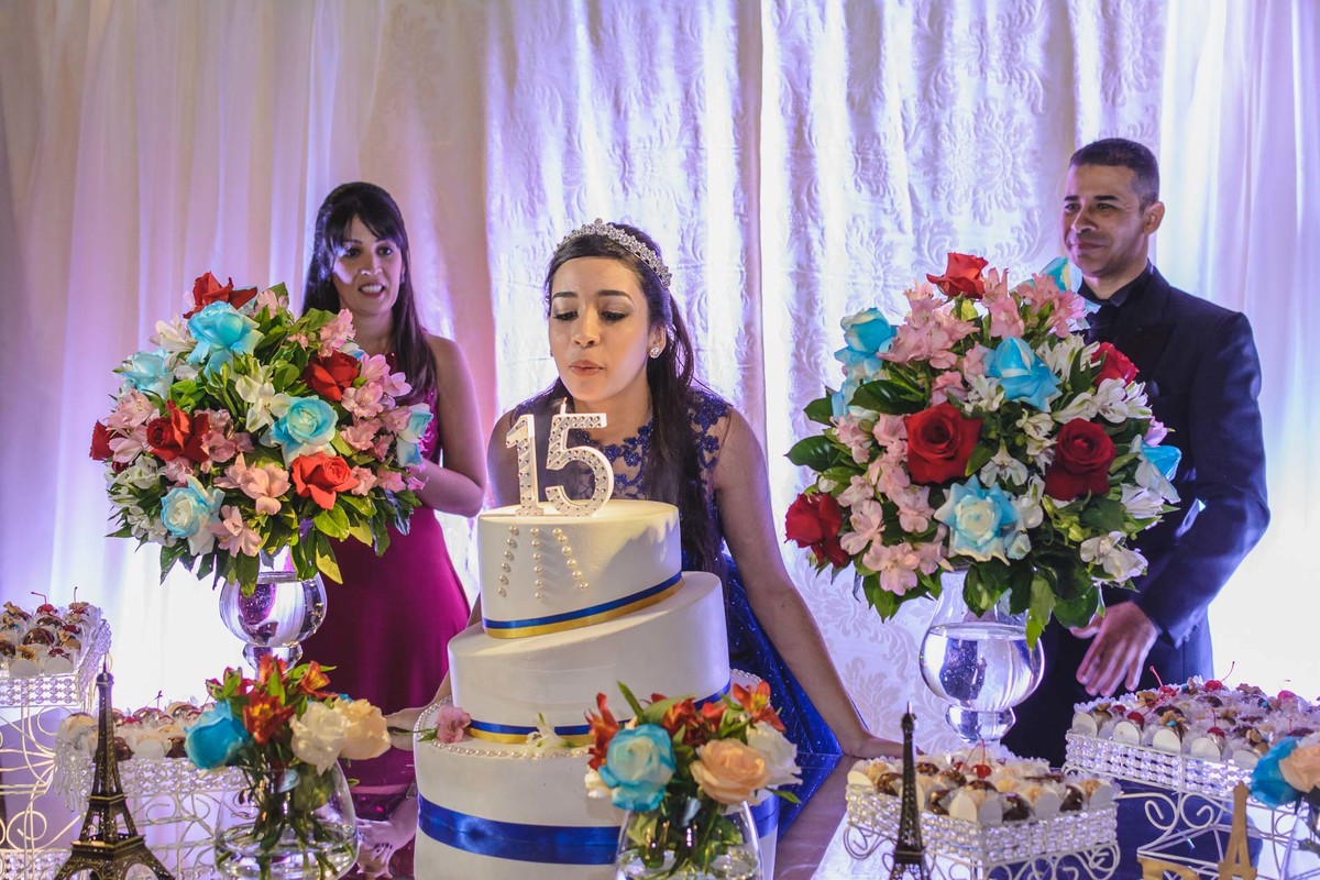 Foto da debutante apagando a vela - fotografia Cia P&B Produções - Buffet Maravale - Praia Grande - SP