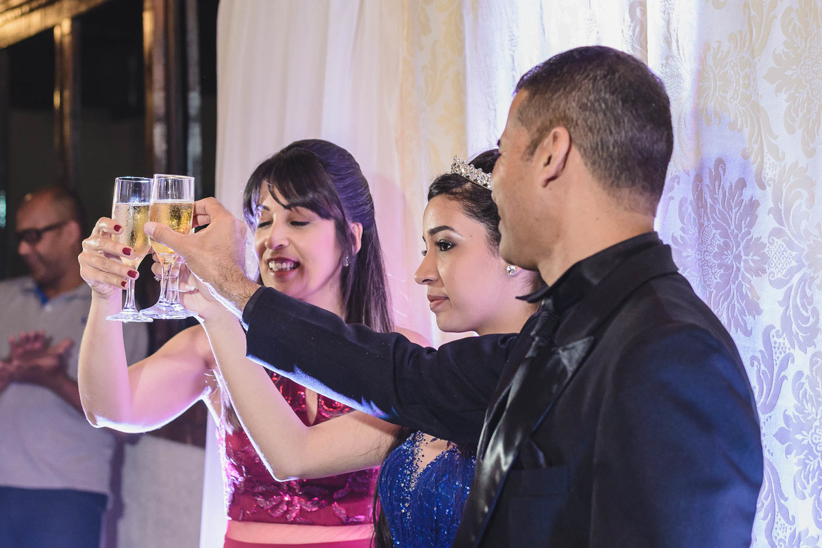 Foto do brinde na festa de 15 anos - fotografia Cia P&B Produções - Buffet Maravale - Praia Grande - SP