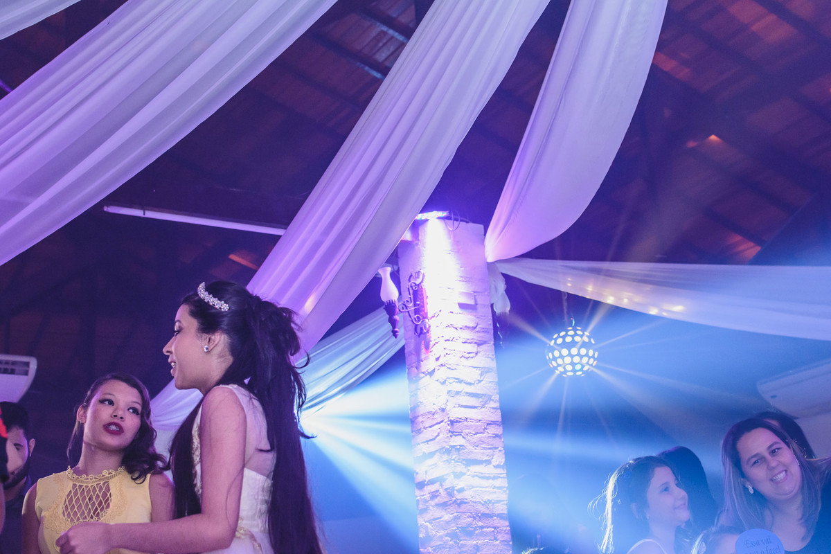 Foto da debutante com o 3° vestido na festa de 15 anos - fotografia Cia P&B Produções - Buffet Maravale - Praia Grande - SP