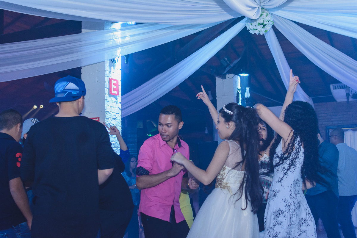 Foto da debutante dançando com os amigos na festa de 15 anos - fotografia Cia P&B Produções - Buffet Maravale - Praia Grande - SP
