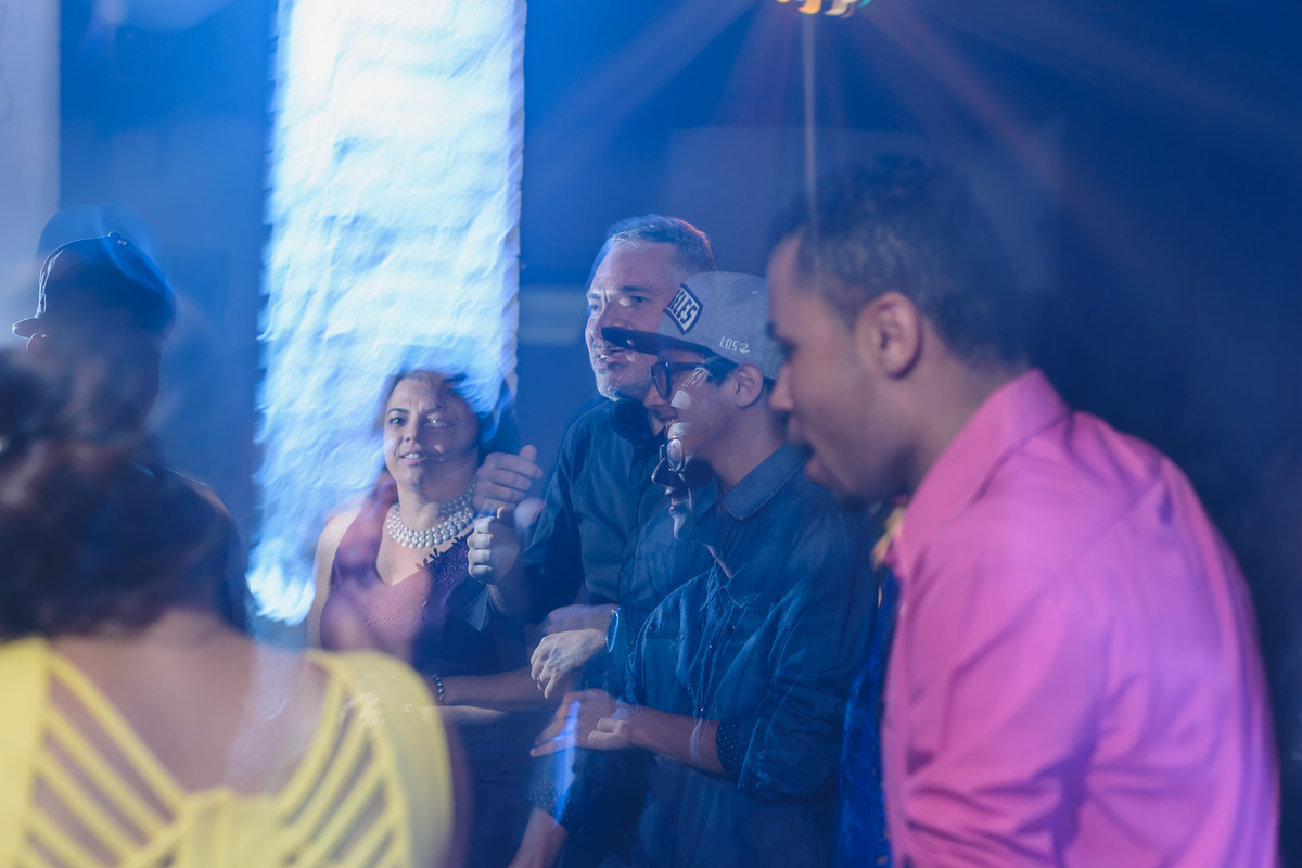 Foto dos convidados dançando na festa de 15 anos - fotografia Cia P&B Produções - Buffet Maravale - Praia Grande - SP
