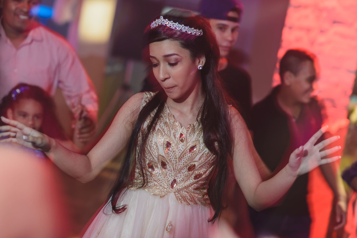 Foto da debutante dançando sozinha na festa de 15 anos - fotografia Cia P&B Produções - Buffet Maravale - Praia Grande - SP