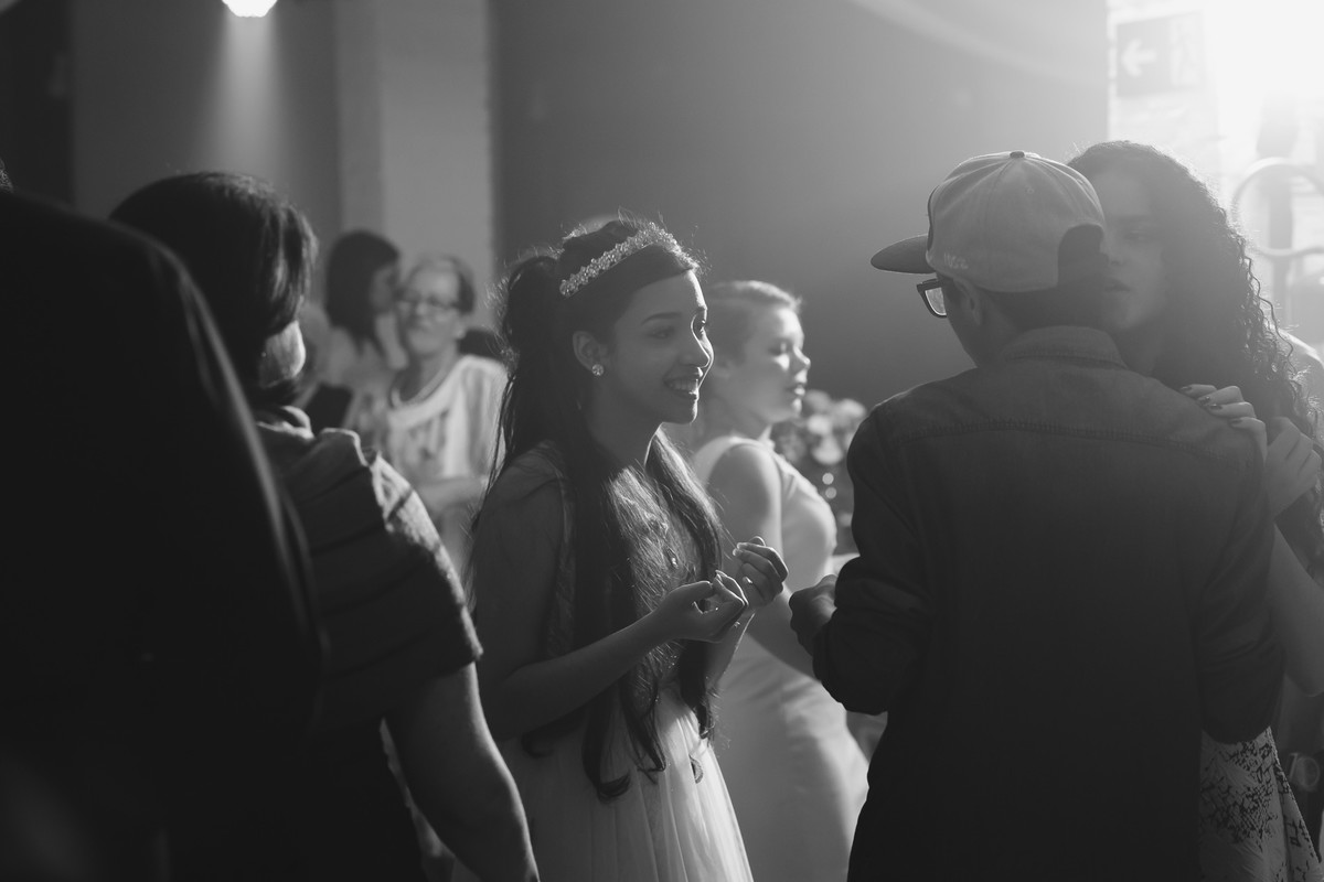 Foto da debutante conversando com os amigos na festa de 15 anos - fotografia Cia P&B Produções - Buffet Maravale - Praia Grande - SP
