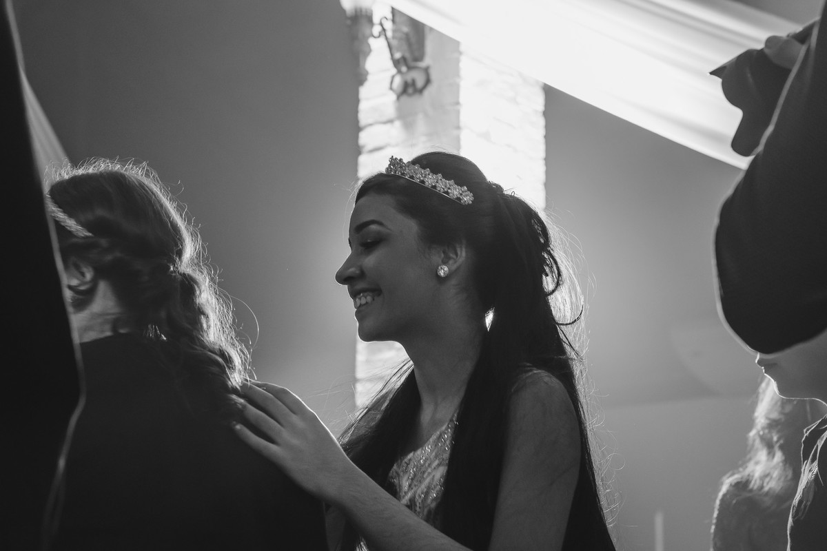 foto da debutante com as amigas dançando na festa - fotografia Cia P&B Produções - Buffet Maravale - Praia Grande - SP