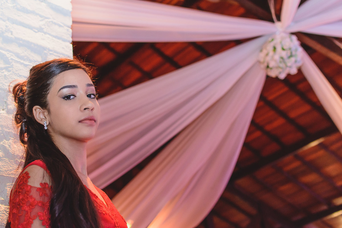 Foto da debutante na entrada da festa de 15 anos - fotografia Cia P&B Produções - Buffet Maravale - Praia Grande - SP
