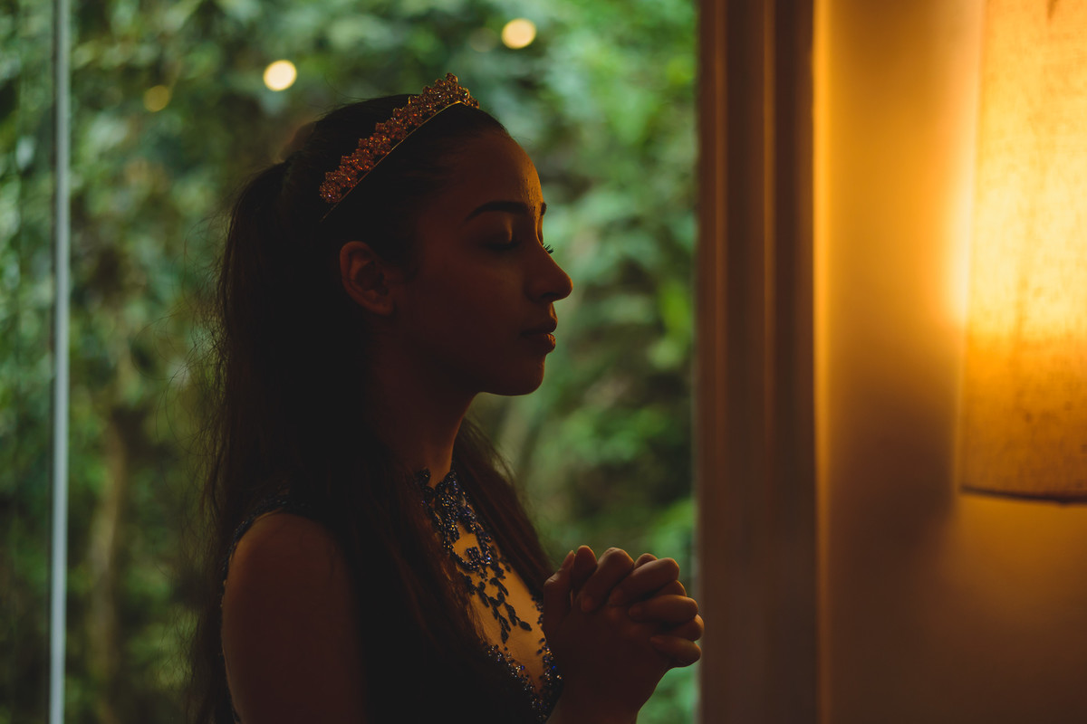 Foto da debutante sob a luz - Palácio das Artes - Praia Grande - SP - fotografia Cia P&B Produções 