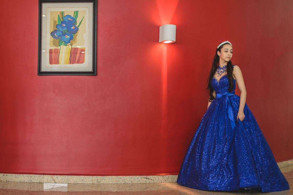 Foto da debutante em frente a parede vermelha Palácio das Artes - Praia Grande  - SP - fotografia Cia P&B Produções 