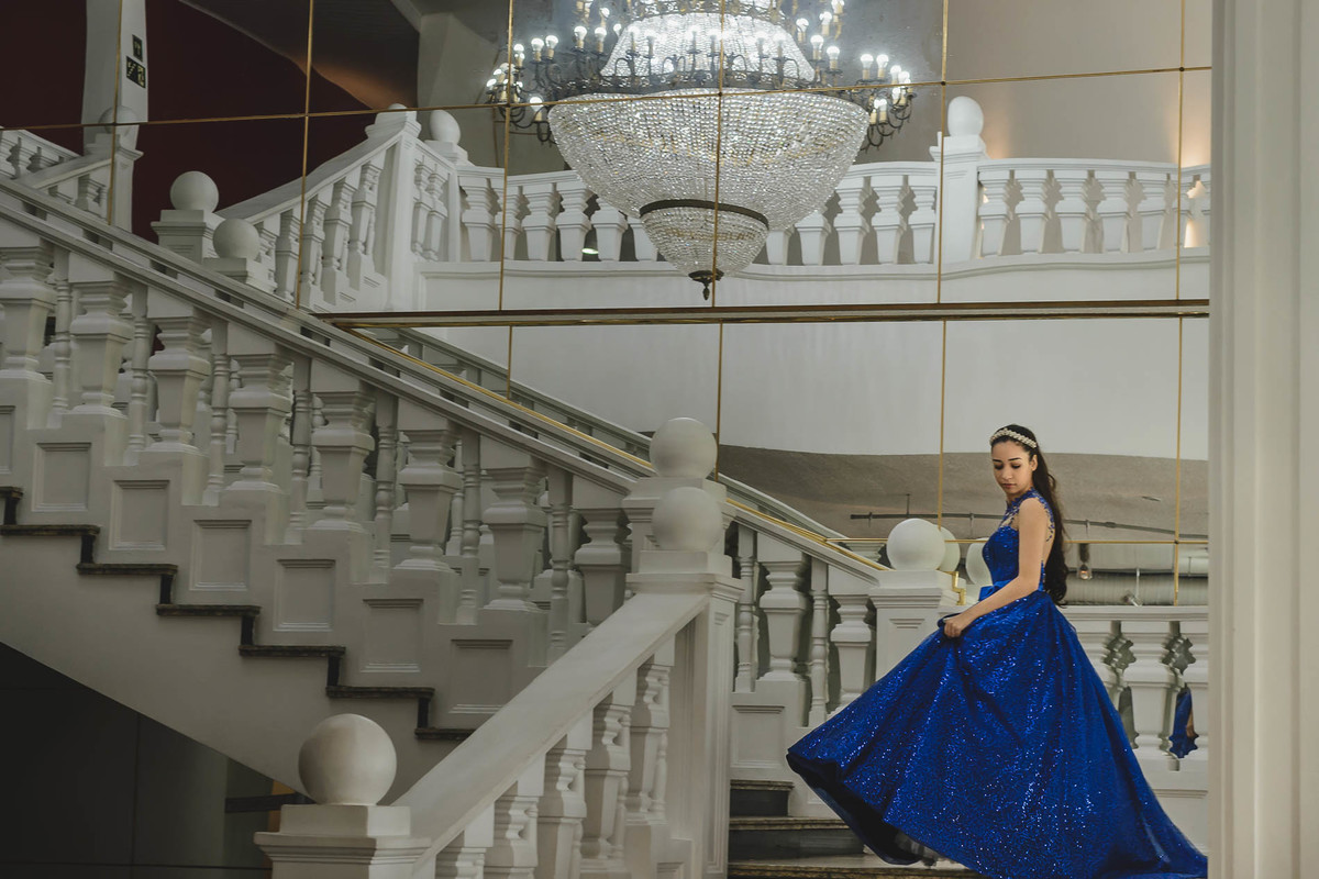 Foto da debutante na escadaria Palácio das Artes - Praia Grande - SP - fotografia Cia P&B Produções 