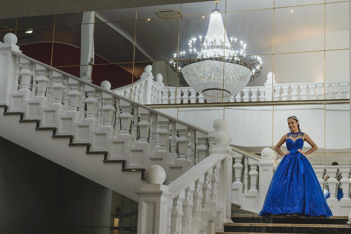 Foto da debutante sorrindo na escadaria Palácio das Artes - Praia Grande - SP - fotografia Cia P&B Produções 