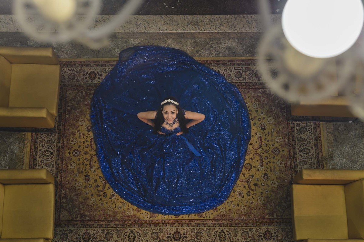 Foto da debutante sentada no tapete Palácio das Artes - Praia Grande - SP - fotografia Cia P&B Produções 