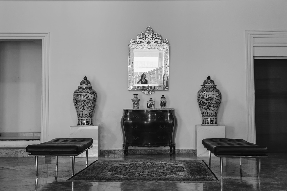 Foto da debutante no espelhoPalácio das Artes - Praia Grande - SP - fotografia Cia P&B Produções 