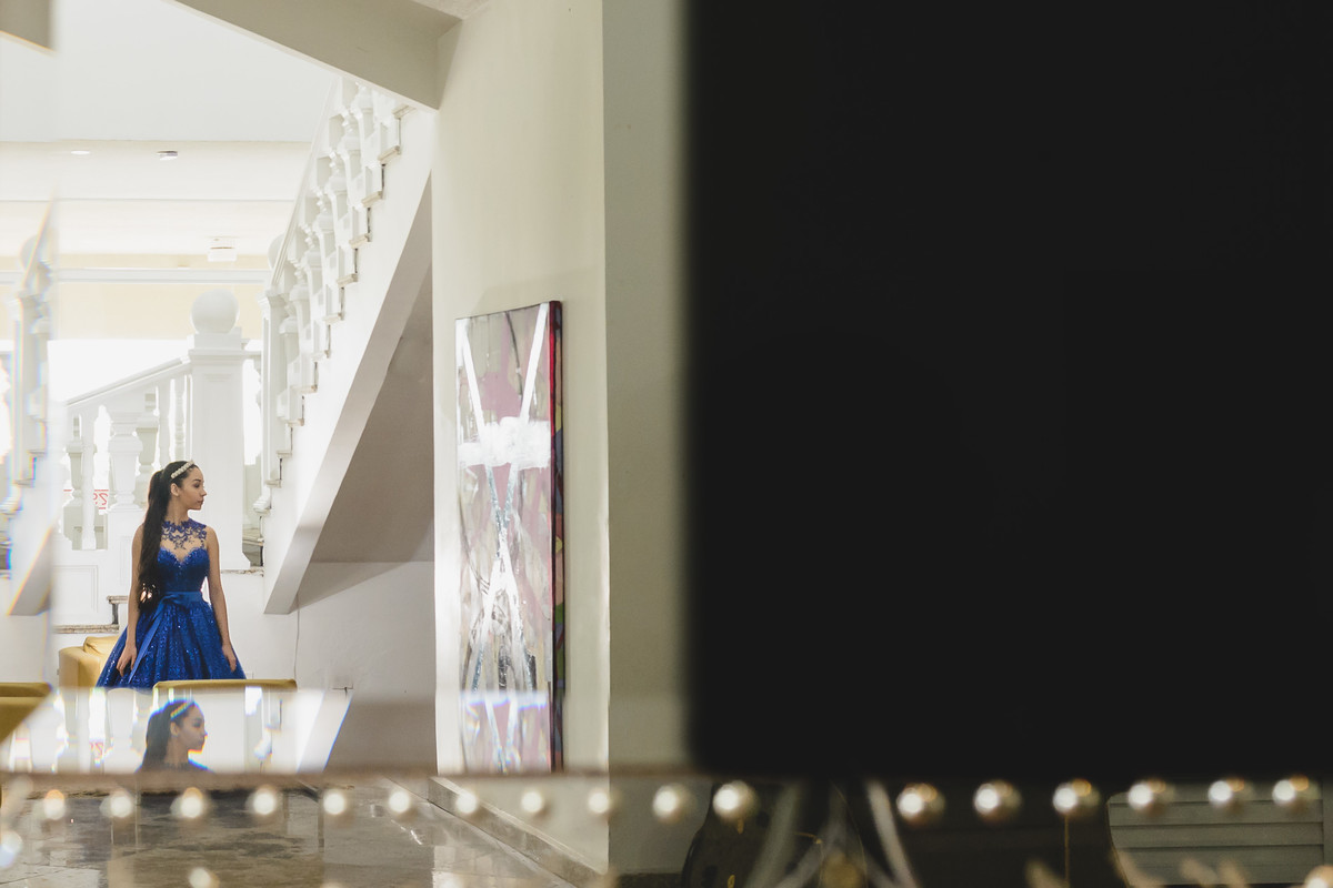 Foto da debutante com reflexoPalácio das Artes - Praia Grande - SP - fotografia Cia P&B Produções 