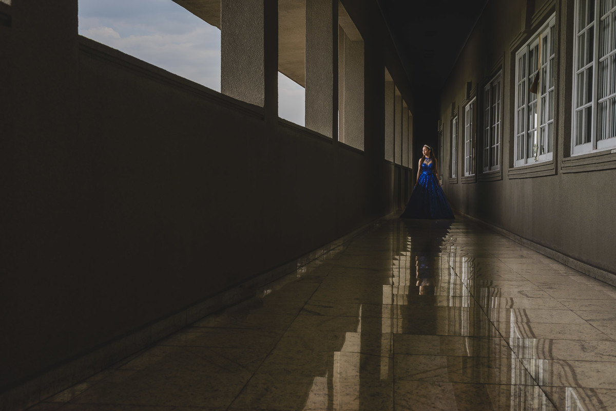 Foto da debutante no corredor Palácio das Artes - Praia Grande - SP - fotografia Cia P&B Produções 